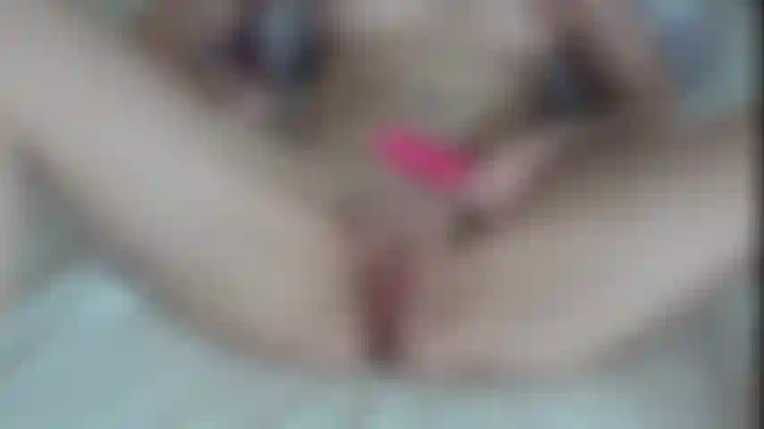 Deux jouets ! Je me baise la chatte avec un gode tout en utilisant mon puissant vibromasseur pour me faire jouir fort, c'est tellement bon et beaucoup de propos cochons avec mon accent anglais... Tu as de la chance !