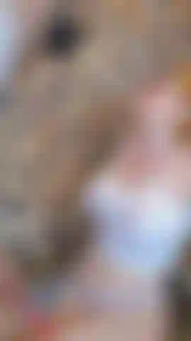 Pov : tu dois partir au travail, mais ta femme rousse lubrique aux gros seins te convainc de rester avec elle... Pipe, jeu de pieds, taquineries, chevauchée et style levrette avec une éjaculation.