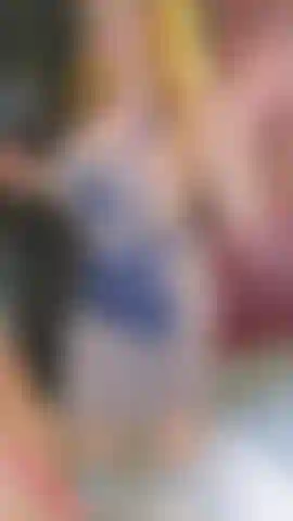 Le salon de coiffure topless d'anna...Où les rêves deviennent réalité... Ce gentleman s'est offert une coupe de cheveux dans le salon de coiffure privé d'anna, et les choses ont rapidement dégénéré en suçage et baise dans tout le salon, avec une belle éjaculation en guise de conclusion.