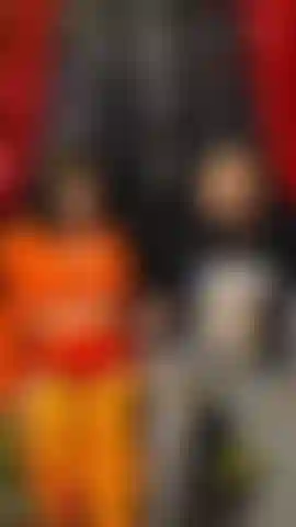 Velma suce, chevauche et se fait remplir par shaggy... Après la chaude session de jeu mutuel avec fred, velma passe à sucer la bite de shaggy et à le chevaucher à l'arrière de la mystery machine tout en utilisant son magic wand.