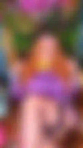Daphne blake joue avec son gode avant de retrouver la bande... Elle porte des bas et des jarretelles, et se fait jouir avec son gode jusqu'à l'orgasme. Mais elle essaiera quand même de trouver un moment seule avec fred plus tard aussi...