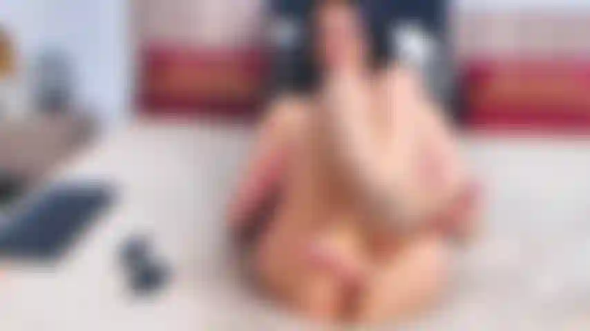 Lèche mes pieds et ma chatte, regarde-moi jouer avec ma chatte rose pour toi.