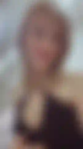 Le tissu fin tombe doucement sur le corps, dessinant la silhouette. Il y a un défi dans son regard, et la grâce d'un prédateur dans ses mouvements.