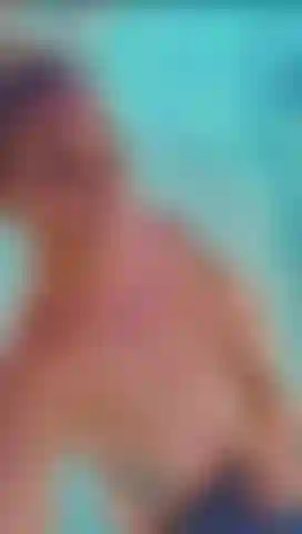 Je fais un plongeon dans la piscine.