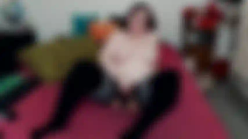 Les seins dehors et la culotte frottée.