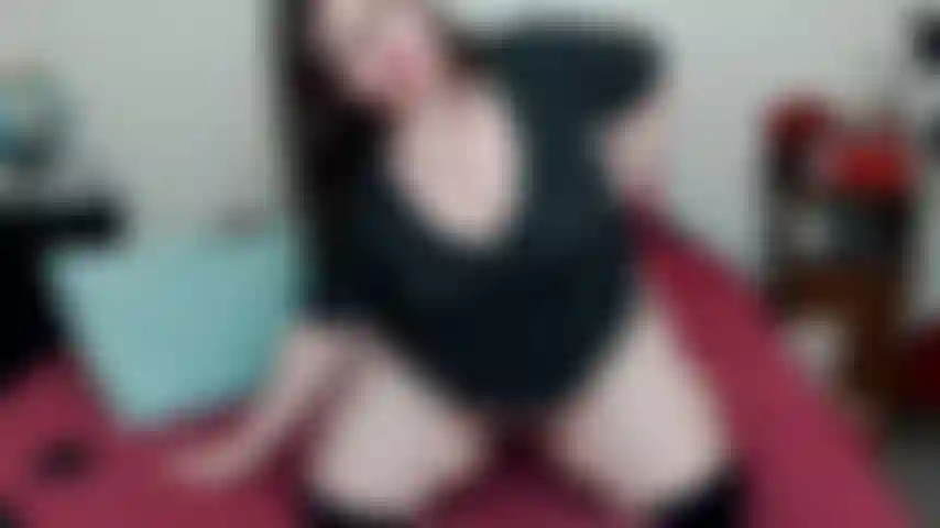 Je me déshabille et je montre les deux trous.