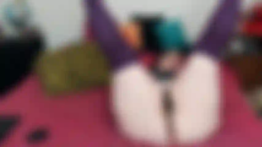 Hauts de cuisse violets et petit string *pas de son*.