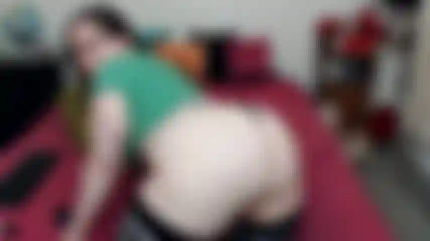 Twerk en string noir et haut vert *pas de son*.