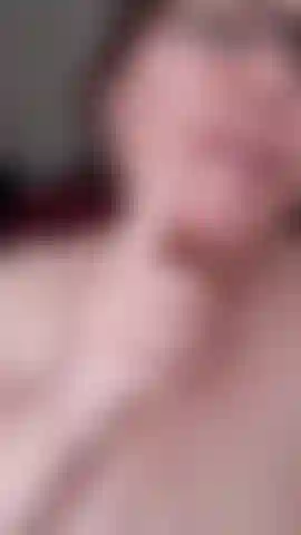 Nettoyage du visage avec les doigts.