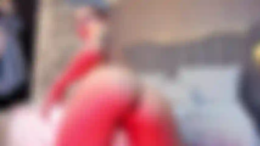 Je joue avec mon cul serré.