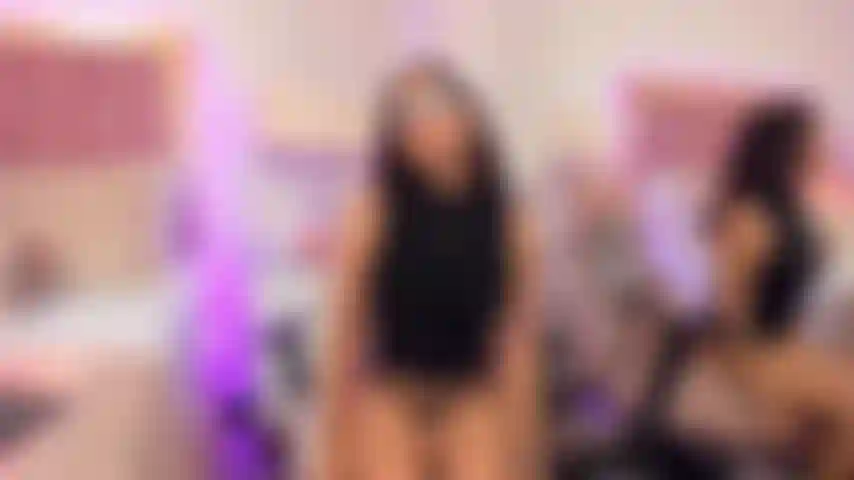 Je baise ma chatte fort avec des talons.