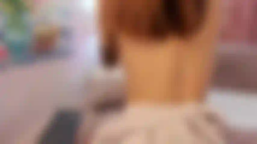 Une petite fille étouffée par une énorme bite et qui finit par se faire baiser.