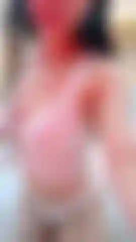 Mes seins demandent à être baisés et embrassés jusqu'à ce qu'ils soient très humides.