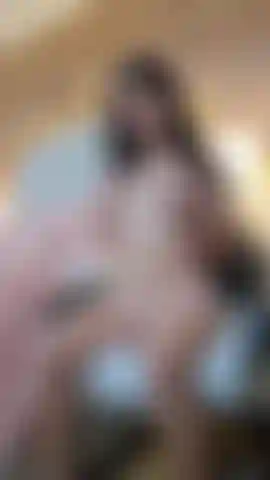 Un peu de jeu avec mes seins et ma chatte.
