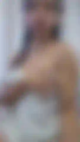 Je vais laisser tomber ma tohalla et tu profiteras de mon jeu avec mes doigts dans la chatte.