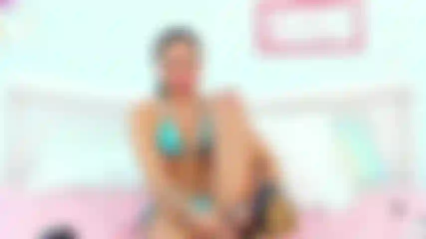 Je baise ma chatte en portant mes talons.