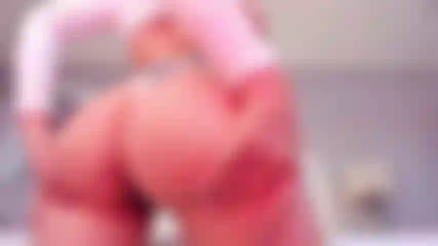 Ma culotte rayée cache quelque chose de merveilleux ! Préparez-vous à voir comment je baise ma chatte.