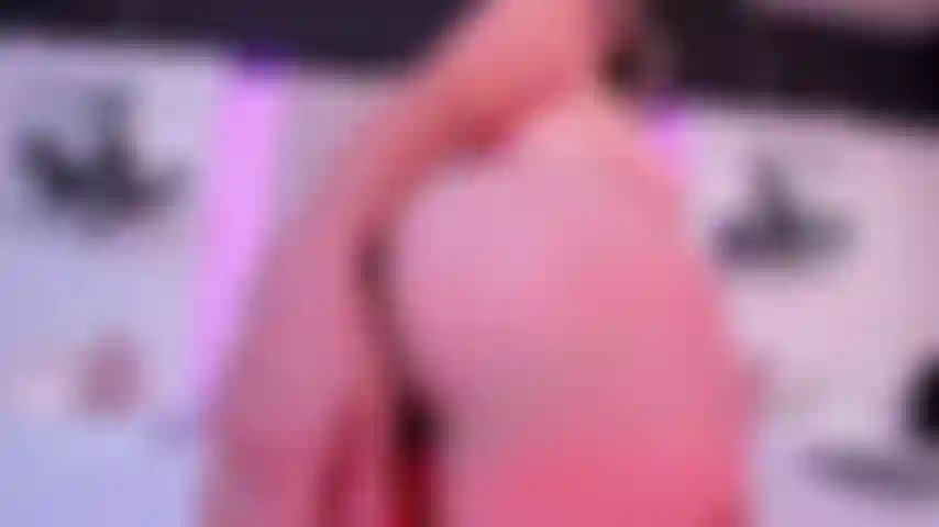 Le blanc est ma couleur préférée et encore plus quand il sort de ma chatte, grâce à vous.