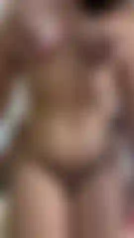 Regarde d'abord mes seins, puis mange ta bite.