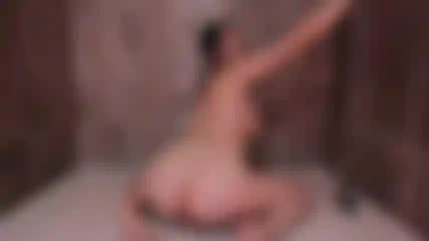 J'ai envie qu'on entende beaucoup de gémissements sous cette douche ! Allez...