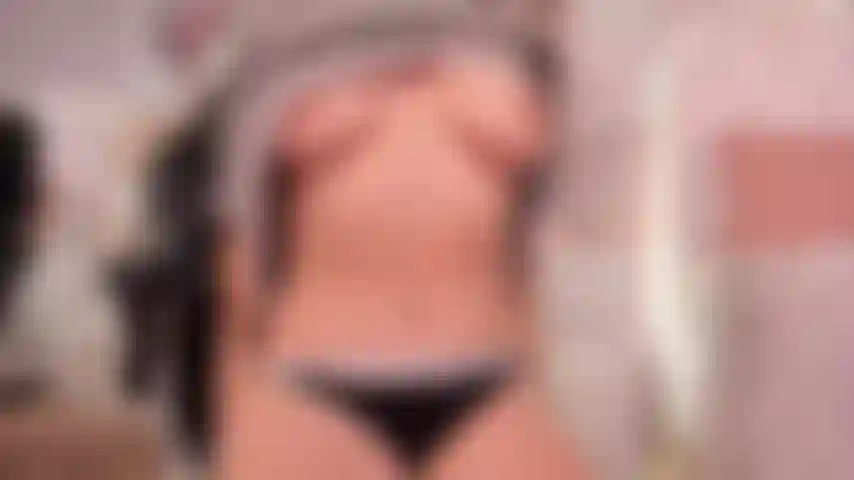 Il est temps de jouer avec ma chatte serrée !