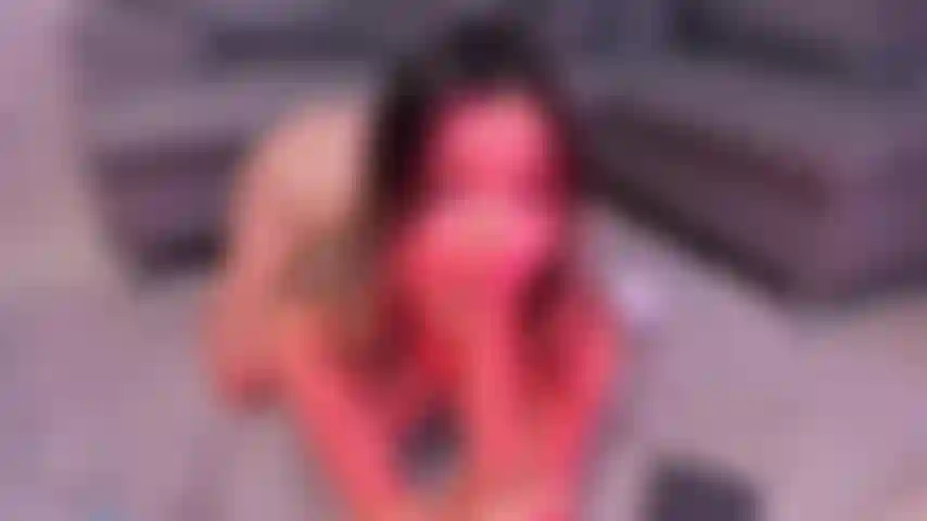 Une délicieuse pipe avec de la salive et puis... Une chatte avec du sperme.