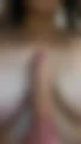 Ta bite dure entre mes énormes seins ! De la salive ?? Oui.