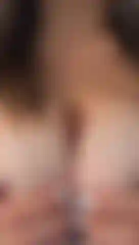 Une bite délicieuse entre mes énormes seins.