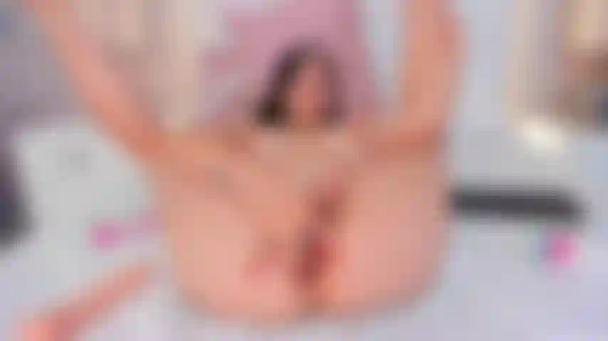 Mes ongles sont assortis au rose de ma chatte.