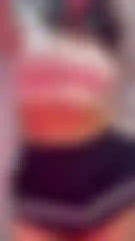 Jupe courte, culotte blanche et... Seins à l'air.