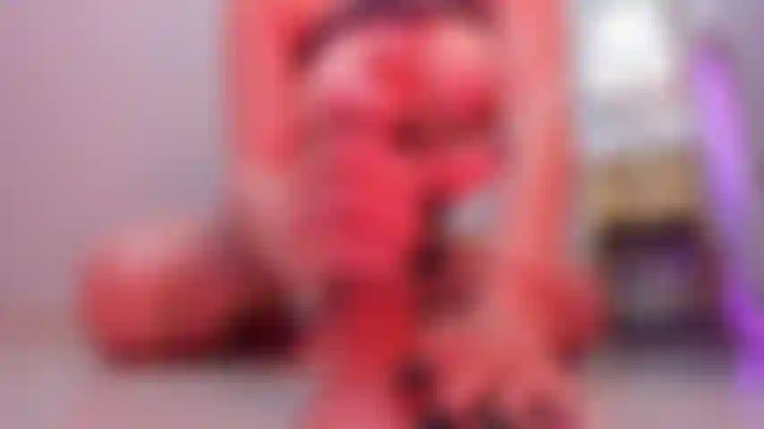 J'aime l'avoir dans la bouche, la remplir de salive.