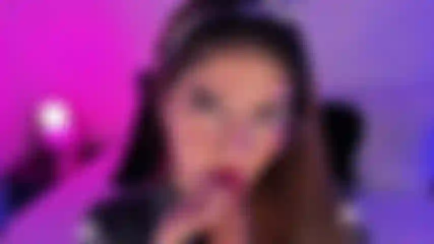 Cette fille est très chaude et joue avec ta bite jusqu'à ce que vous jouissiez tous les deux.