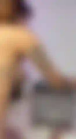 Elle baise si fort jusqu'à gémir de plaisir.