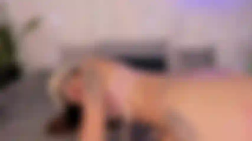 Une fille élastique et chaude masturbe sa chatte serrée et humide pendant que personne n'est à la maison.