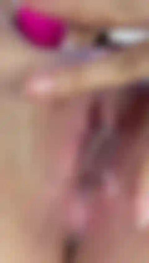 Je suce mon gode après avoir baisé avec.