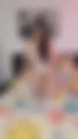 Une jeune fille se baise.