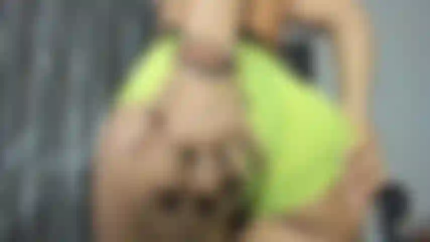 Tenue de gym et éjacule.