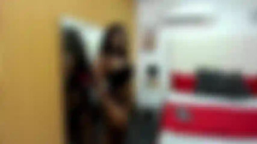 Je te séduisant avec un striptease sensuel et audacieux, pour te rendre tellement excité que tu me fais masturber ma chatte et la faire vibrer jusqu'à ce qu'elle soit mouillée de tant de plaisir.