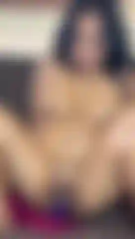 Je mets tous mes jouets dans ma chatte dure.