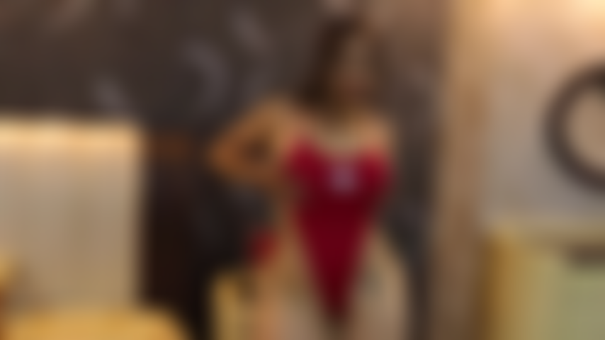 Coquine et aimante sont quelques mots que j'utilise pour me décrire.