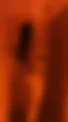 Une douche de lumière rouge.