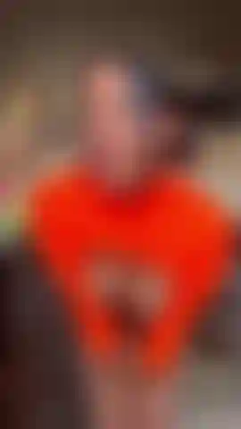 Je suce ta bite pendant que je prépare le petit-déjeuner.