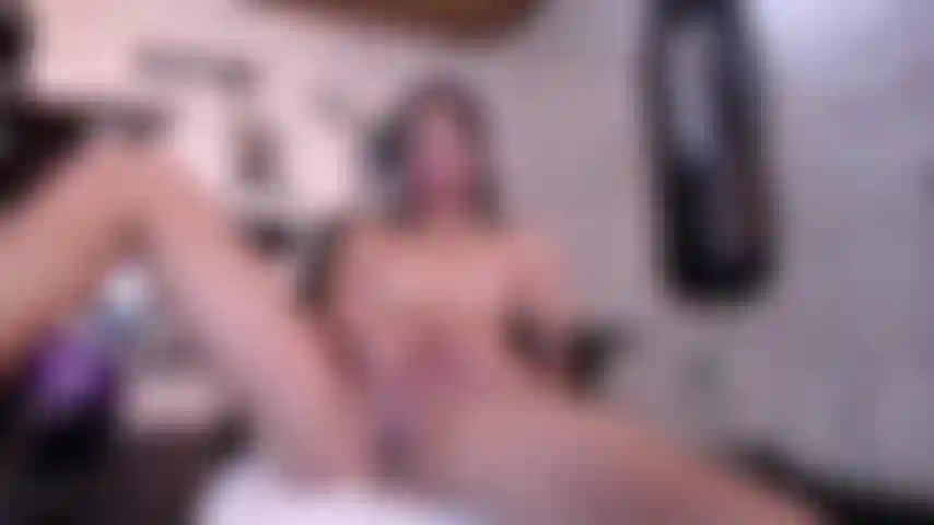 Un doigt dans la chatte et une grosse éjaculation.