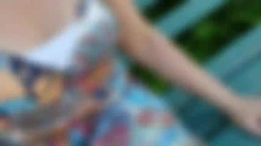 Outdoor muschi - nue dans un parc public.