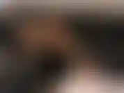 Antonio se détend sur le canapé, s'excite et branle sa queue.