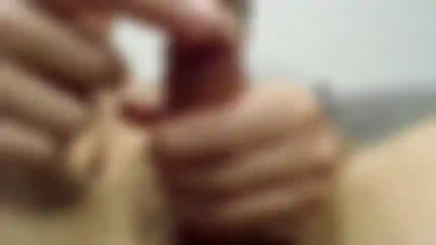 Pov gros plan d'une bite non coupée.