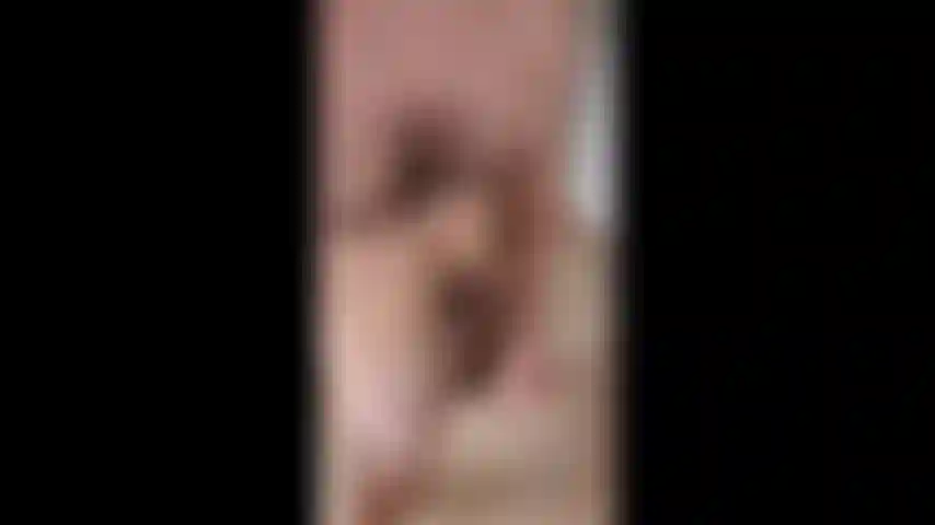 Branlant ma bite, debout, brisant une charge.