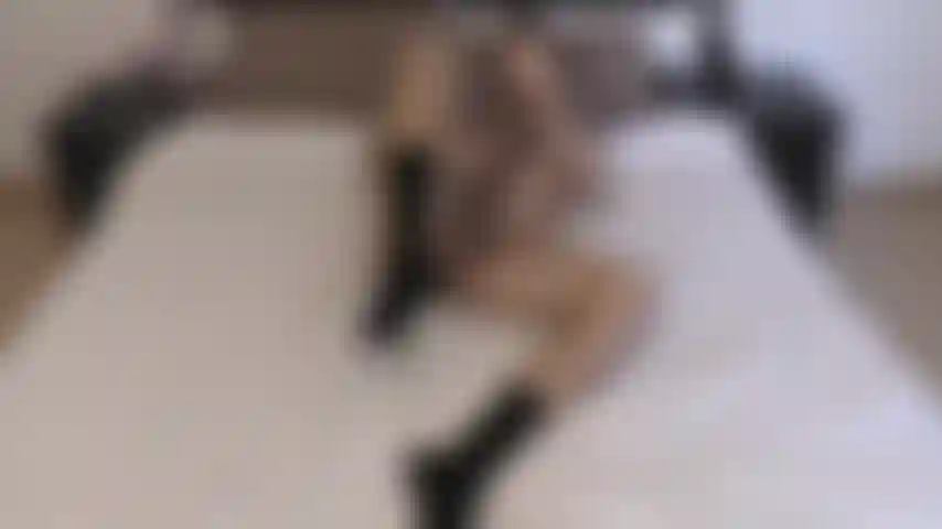 Les chaussettes noires se branlent. Antonio branlant sa bite dans son lit avec ses chaussettes noires.