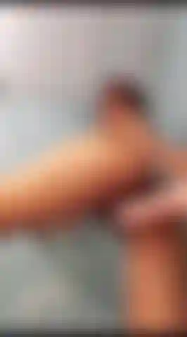 Une adolescente sous la douche.