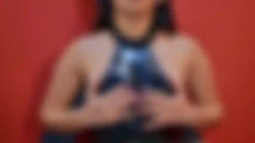 Joue avec mes seins à côté de moi.